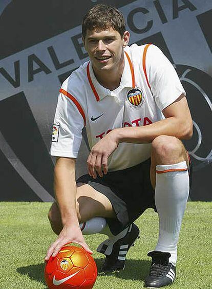 Zigic posa con la camiseta del Valencia