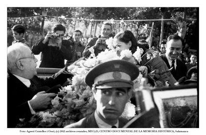 El presidente Azaña y, al fondo, Robert Capa, fotografiados por Agustí Centelles.