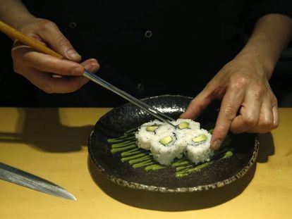 Un cocinero prepara sushi en el restaurante 99 Sushi Bar.