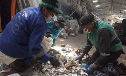 Colombia, pese al estricto confinamiento, es uno de los pocos países de América Latina donde el reciclaje se consideró esencial y se permite trabajar a los recicladores.