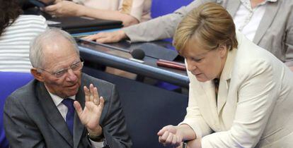 El ministro de Finanzas alem&aacute;n, Wolfgang Sch&auml;uble, y la canciller Angela Merkel, en una sesi&oacute;n del Parlamento el 28 de junio. 