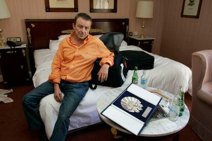 El actor posa en su habitación del hotel María Cristina, en Donosti, con la Concha de Plata conseguida en el Festival de Cine de San Sebastián a la mejor interpretación masculina por su actuación en la película 'Vete de mí', en 2006.