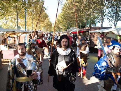 Pasacalles que recrea la batalla de Lepanto durante la inauguración del mercado cervantino, el pasado viernes.