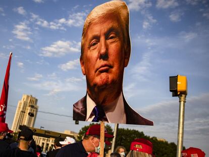 Los partidarios del Presidente Donald Trump se reúnen a las afueras del Centro Médico Militar Nacional Walter Reed después de que el Presidente fuera ingresado por dar positivo en coronavirus, en Maryland.