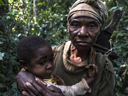 Una mujer pigmea y su hijo en las selvas de Camerún.