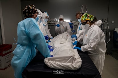 Varios sanitarios en la UCI del Hospital Isabel Zendal de Madrid en febrero.