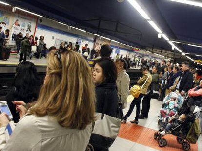 Viajeros esperan en la estaci&oacute;n de metro de Sol, en los paros del d&iacute;a 15.