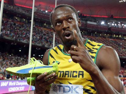 Bolt celebra la victòria mostrant una de les seves sabatilles.