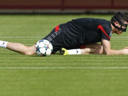 Lewandowski estira en el entrenamiento de ayer.