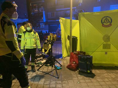 Los dos jóvenes tiroteados en Villaverde (Madrid) son atendidos por los sanitarios.