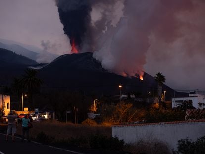 En la imagen, varias personas observan el volcán de La Palma desde la carretera de San Nicolas, en El Paso.