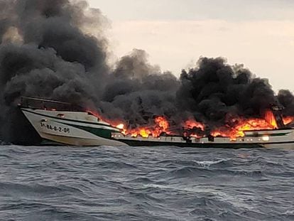 El barco de Port de la Selva en llamas.