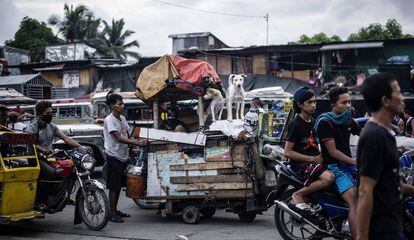 El crecimiento de la economía no evita imágenes de pobreza como esta, tomada en Manila el pasado junio.