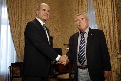 Manuel Chaves, vicepresidente tercero, y Pedro Castro, presidente de la FEMP, en la reunión.