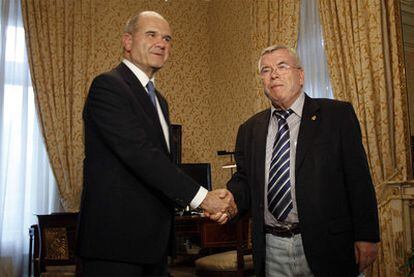 Manuel Chaves, vicepresidente tercero, y Pedro Castro, presidente de la FEMP, en la reunión.