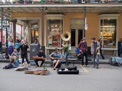 Músicos callejeros tocando en Royal Street, en el centro histórico de Nueva Orleans.