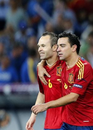 Xavi e Iniesta, celebran la victoria ante Italia en la final de la Eurocopa.