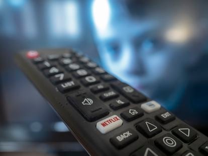Un usuario utiliza su mando a distancia del televisor para ver una producción en Netflix.