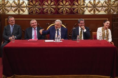 Andrés Manuel López Obrador (al centro), junto a los aspirantes presidenciales de Morena: Marcelo Ebrard, Adán Augusto López, Ricardo Monreal y Claudia Sheinbaum.