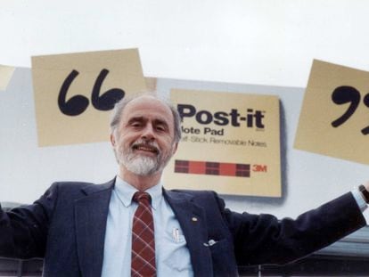 Art Fry, el inventor de los Post-It, sujetando dos notas en enero de 1989.