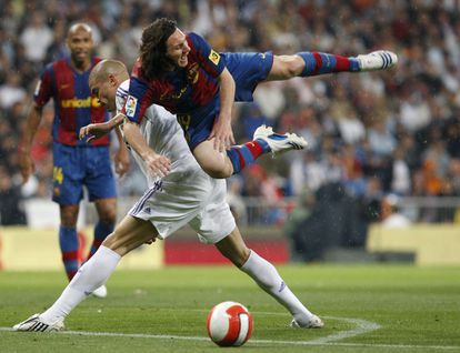 Messi y Pepe, jugador del Real Madrid, durante un partido de la Liga en el estadio Santiago Bernabéu en Madrid, en mayo de 2008.