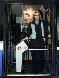 Una mujer baja de un autobús con nuevas medidas antiterroristas.