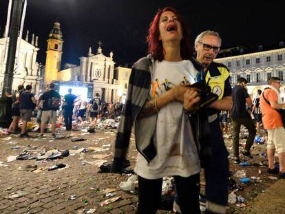 Una seguidora de la Juventus és evacuada de la Piazza Sant Carlos, en el centre de Torí.