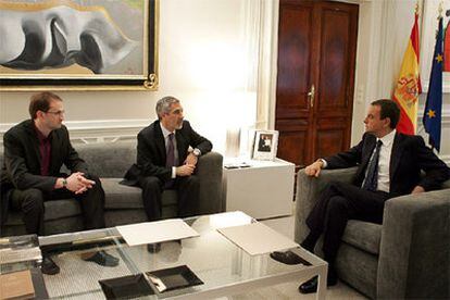 Jose Luis Rodríguez Zapatero conversa con Gaspar Llamazares y Joan Herrera, en el Palacio de la Moncloa.