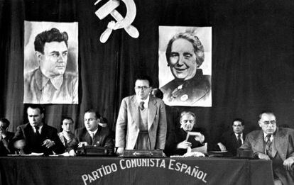 Santiago Carrillo, de pie, entre Enrique L&iacute;ster, Francisco Ant&oacute;n, Dolores Ib&aacute;rruri y Joan Comorera, en Toulouse en 1945. 