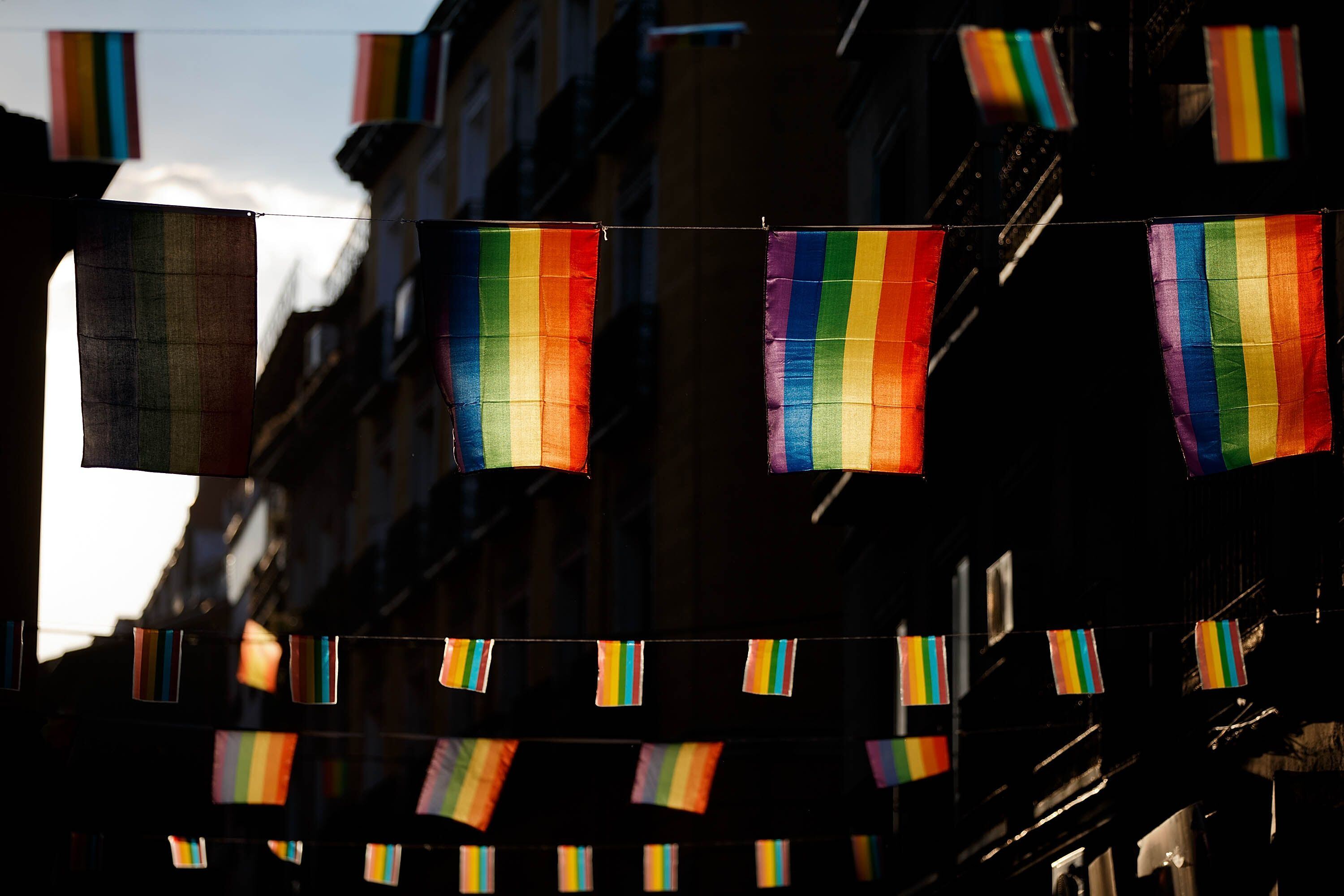 Banderines del Orgullo LGTB ondeando en Chueca durante el verano de 2013.