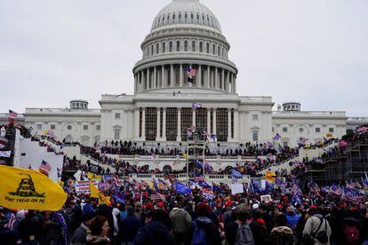 Seguidors de Donald Trump envaeixen el Capitol. 