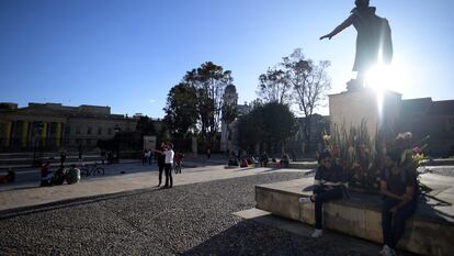 People visit the Plaza N��ez square, which was closed to the public for more than 20 years and is located between the Narino presidential palace and the Colombian Congress, during its reopening in Bogota on August 11, 2022. (Photo by Raul ARBOLEDA / AFP)