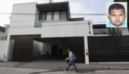 El exterior de la casa donde ha sido detenido Omar Treviño, en el recuadro.