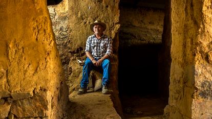 Melchor Rodríguez, retratado en el interior del yacimiento de Casas del Turuñuelo, en la provincia de Badajoz.