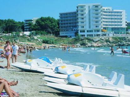 Turistas en la playa de Salou (Tarragona)
