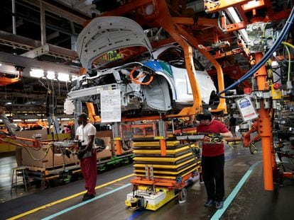 Trabajadores en un planta de montaje de General Motors en Lake Orion, Michigan, en una imagen de archivo.