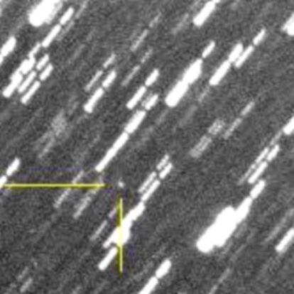Las líneas señalan el asteroide ST19 en esta exposición fotográfica en la que las estrellas aparecen como trazos.