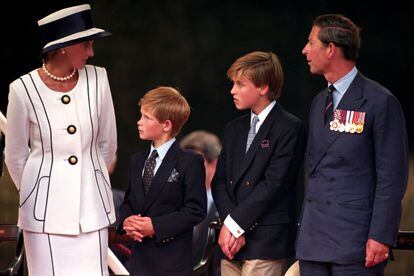 El príncipe Enrique de Inglaterra junto a su madre, la princesa Diana de Gales, su hermano Guillermo y su padre, el hoy rey Carlos III, en un acto oficial en el palacio de Buckingham, en agosto de 1995.