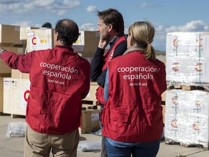 El secretario de Estado de Cooperación y para Iberoamérica, Jesús Gracia, revisa el envío de ayuda humanitaria española enviada posteriormente a Ecuador por el terremoto del pasado abril.