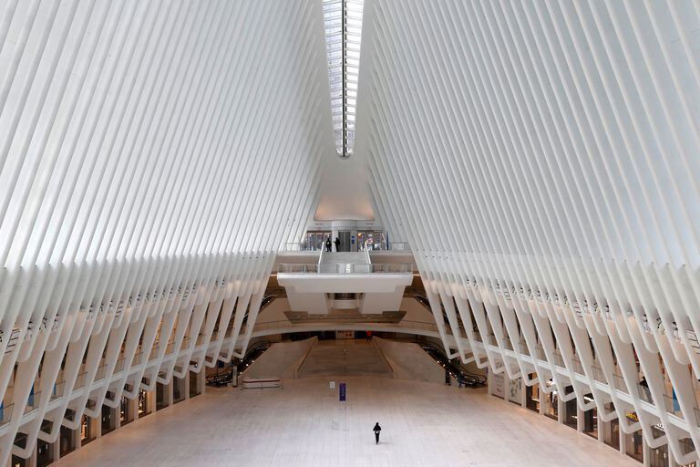 El gran nudo de transporte del World Trade Center, en el sur de Manhattan, en Nueva York, prácticamente vacío el viernes.