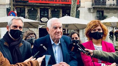 Ernest Maragall en el centro, el día que anunció, en la Rambla, su negativa a votar los presupuestos de Ada Colau.