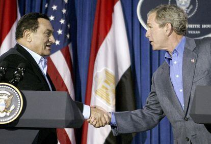 El expresidente estadounidense, George W. Bush, estrecha la mano al expresidente egipcio, Hosni Mubarak, durante una rueda de prensa en el rancho de Bush en Texas (EE UU), el 12 de abril de 2004.