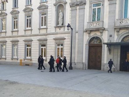 Agents de la Policia Nacional detenen joves independentistes davant del Suprem.