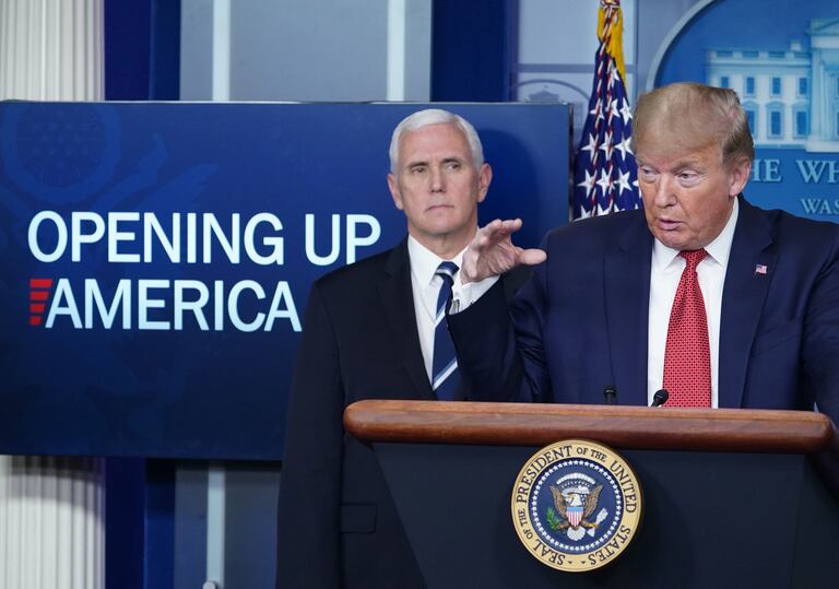 El presidente de EE UU, Donald Trump, y el vicepresidente, Mike Pence, en la sala de prensa de La Casa Blanca.