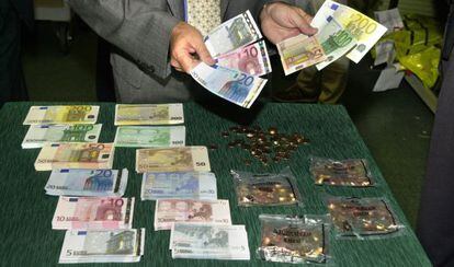 Tipos de billetes y monedas en euros. 