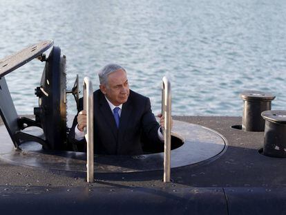 El primer ministro israelí, Benjamín Netanyahu, en un submarino de la Armada en 2016.