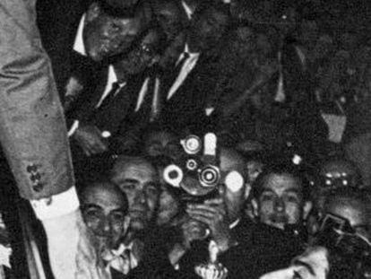 Collar recibe el trofeo de Copa de 1960