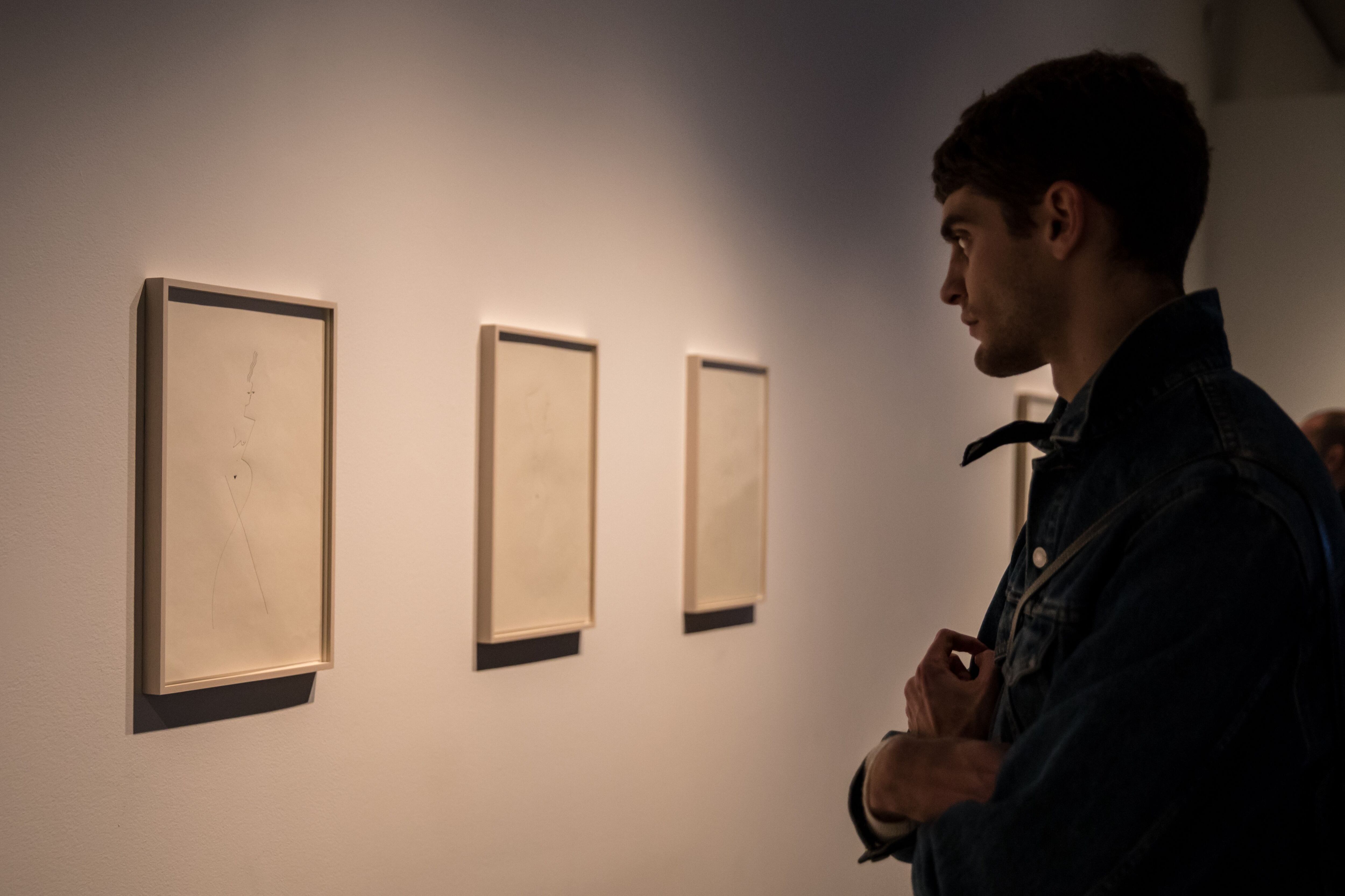 Un joven mira algunas obras de Blanca Miró Skoudy en su exposición en Ivorypress,