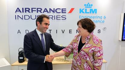 El consejero delegado de Volotea, Carlos Muñoz, con la vicepresidenta de Air France-KLM Engineering & Maintenance, Anne Brachet.