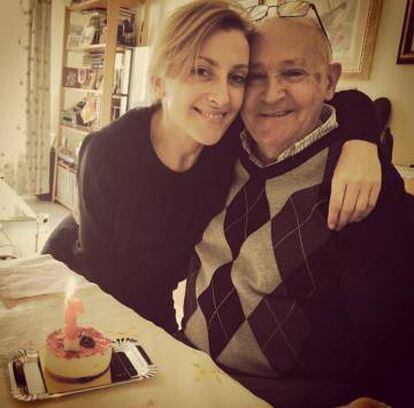 José Mari, el hombre fallecido, junto a una de sus hijas el día de su cumpleaños.